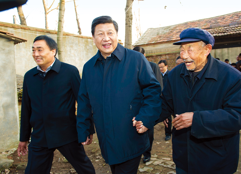 　2013年11月24日至28日，中共中央總書記、國家主席、中央軍委主席習(xí)近平在山東考察。 這是25日下午，習(xí)近平在地處沂蒙老區(qū)的臨沭縣曹莊鎮(zhèn)朱村親切地拉著83歲的“老支前”王克昌的手去他家看望。 新華社記者 謝環(huán)馳/攝