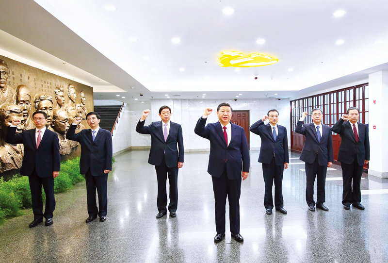 　2017年10月31日，中共中央總書記、國家主席、中央軍委主席習(xí)近平帶領(lǐng)中共中央政治局常委李克強(qiáng)、栗戰(zhàn)書、汪洋、王滬寧、趙樂際、韓正，瞻仰上海中共一大會(huì)址和浙江嘉興南湖紅船。這是31日上午，在上海中共一大會(huì)址紀(jì)念館，習(xí)近平帶領(lǐng)其他中共中央政治局常委同志一起重溫入黨誓詞。 新華社記者 蘭紅光/攝