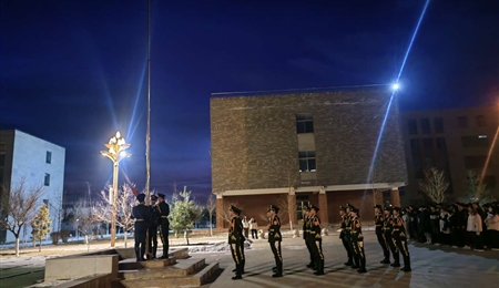 信息技術(shù)學(xué)院舉行升國(guó)旗儀式