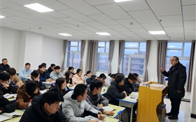 校長(zhǎng)李海軍深入聯(lián)系班級(jí)、宿舍、課堂與學(xué)生談?chuàng)?dāng)、話成長(zhǎng)